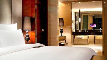 Cubrecamas y caja de seguridad en la habitación