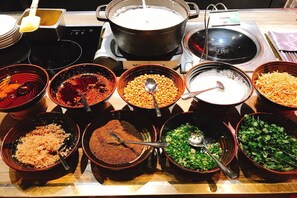 Daily buffet breakfast (CNY 158 per person)