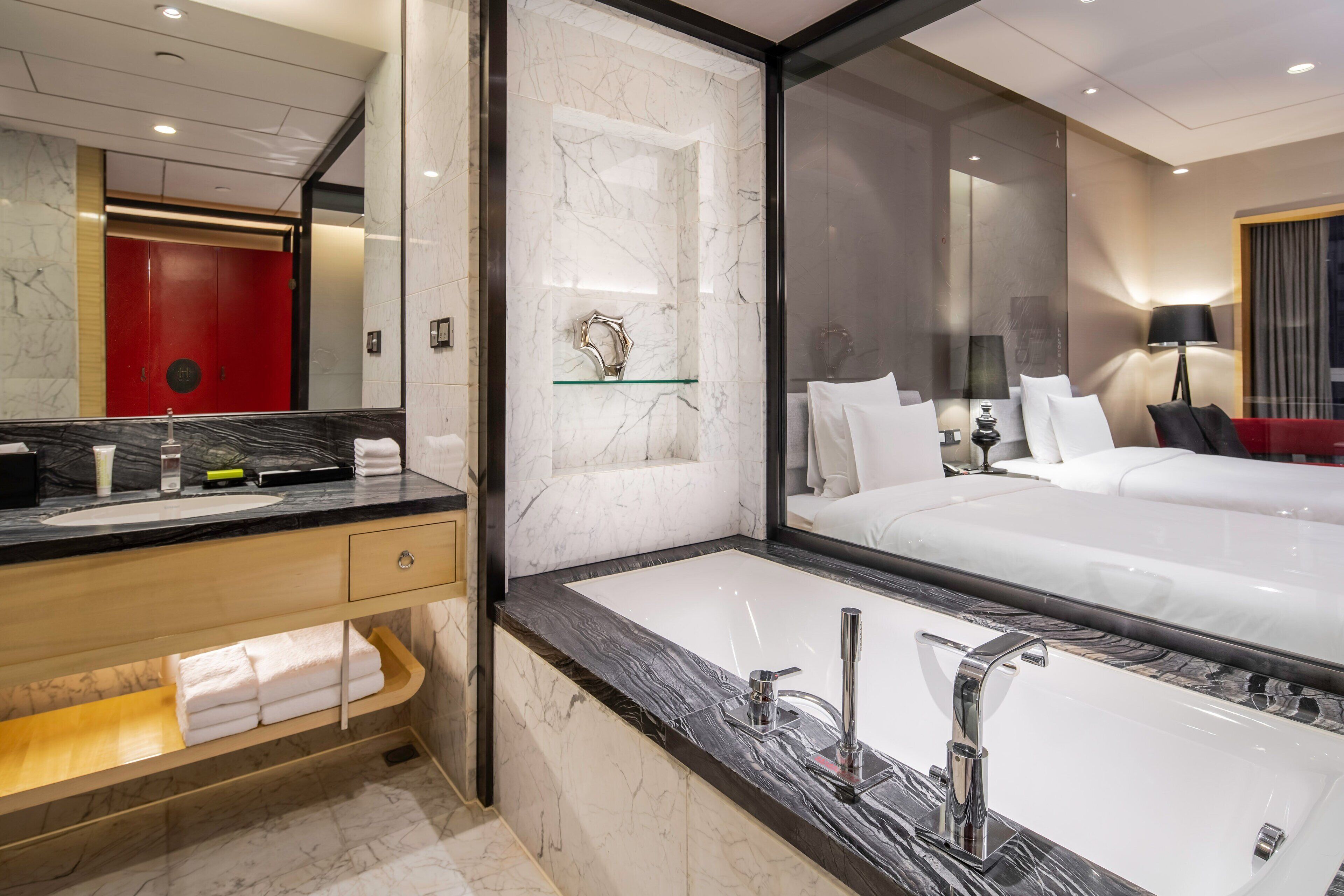 executive room, 2 single beds | bathroom | separate bathtub and shower, free toiletries, hair dryer, bathrobes