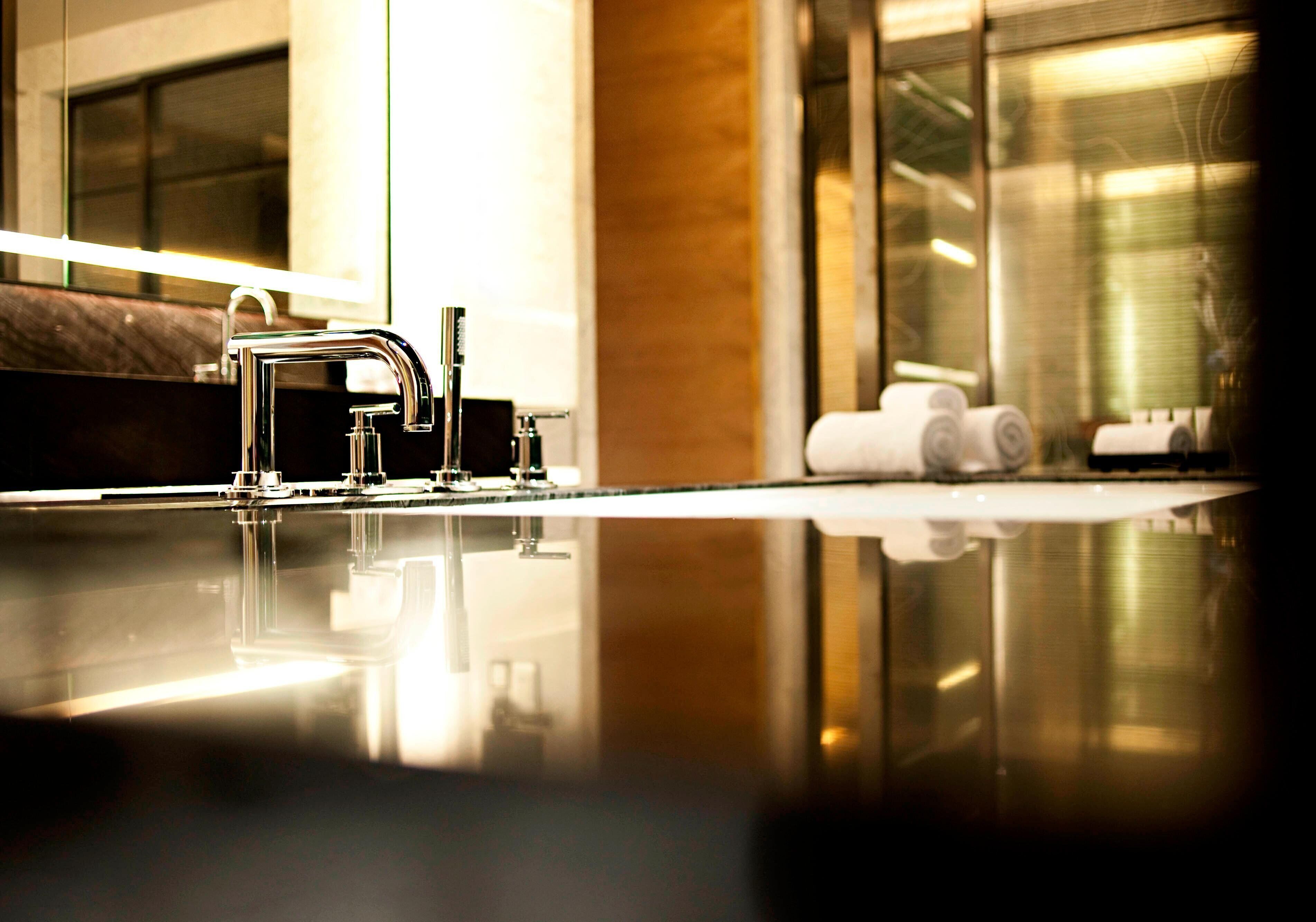 room, 2 single beds | in-room safe, individually decorated, individually furnished, desk