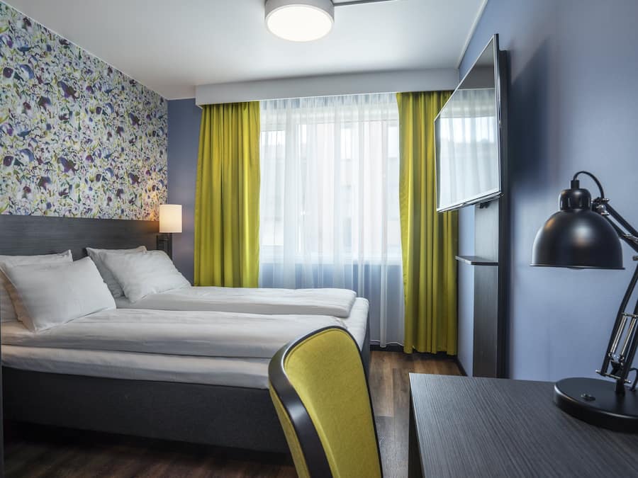 Premium bedding, pillowtop beds, minibar, desk