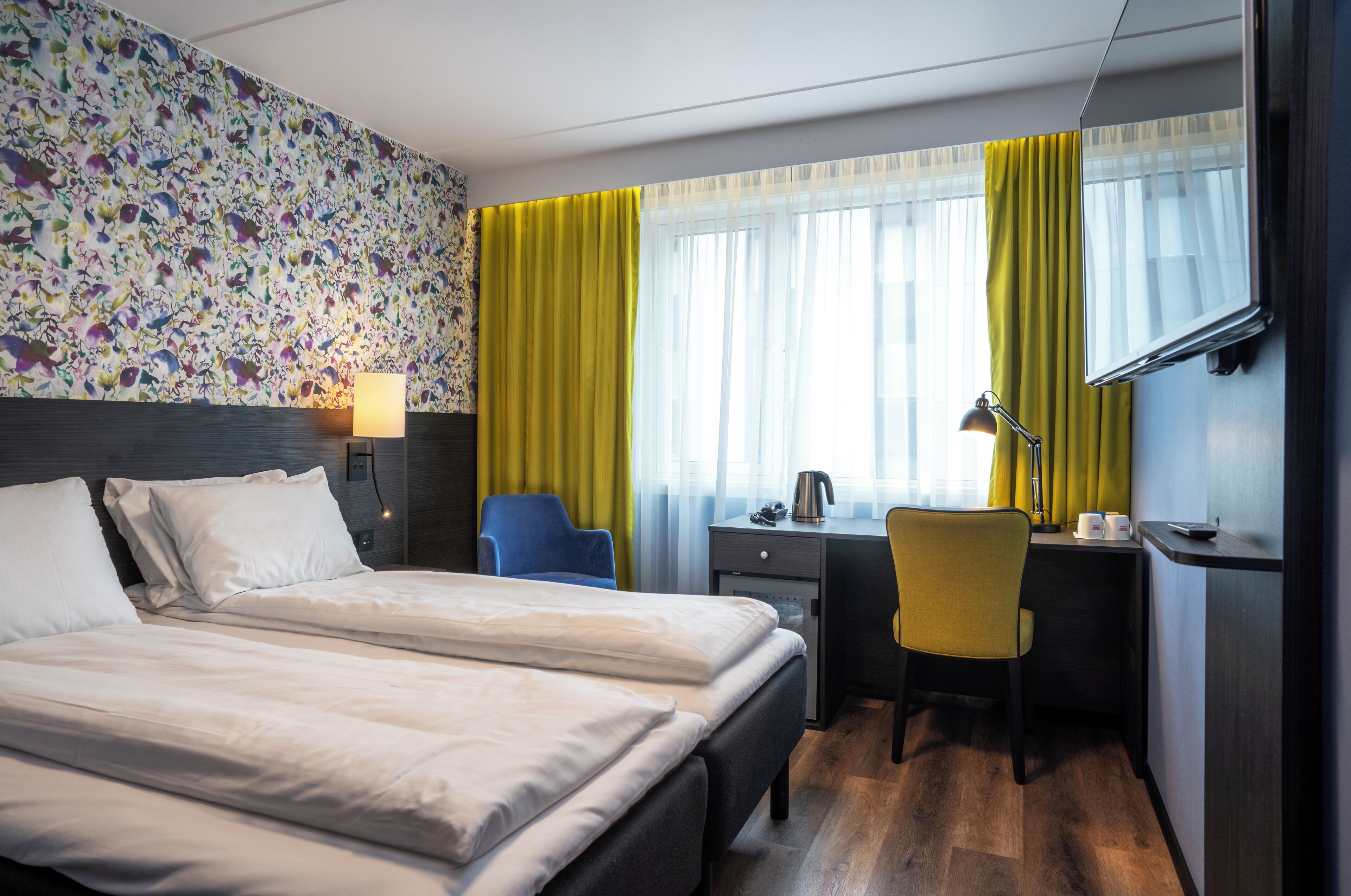 高档床上用品、加厚床垫、迷你吧、办公桌