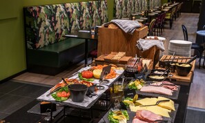 Free daily buffet breakfast  - Thon Hotel Tromsø (Tromsø)
