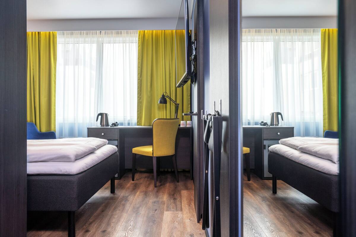 Premium bedding, pillowtop beds, minibar, desk