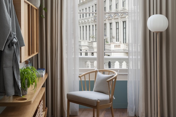 In-room safe, soundproofing, iron/ironing board, free WiFi