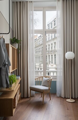 Värdeförvaringsskåp på rummet, ljudisolering och strykjärn/strykbräda