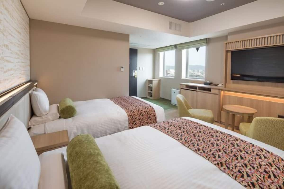 Premium bedding, down comforters, in-room safe, desk