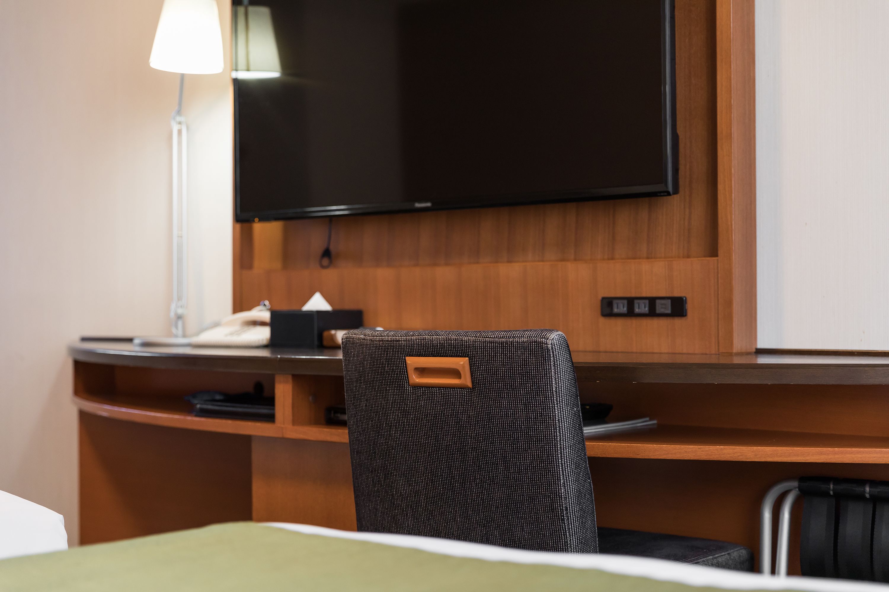 高級寢具、羽絨被、房內夾萬、書桌