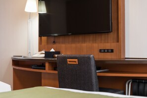 Sengetøy av topp kvalitet, dundyner, safe på rommet og skrivebord