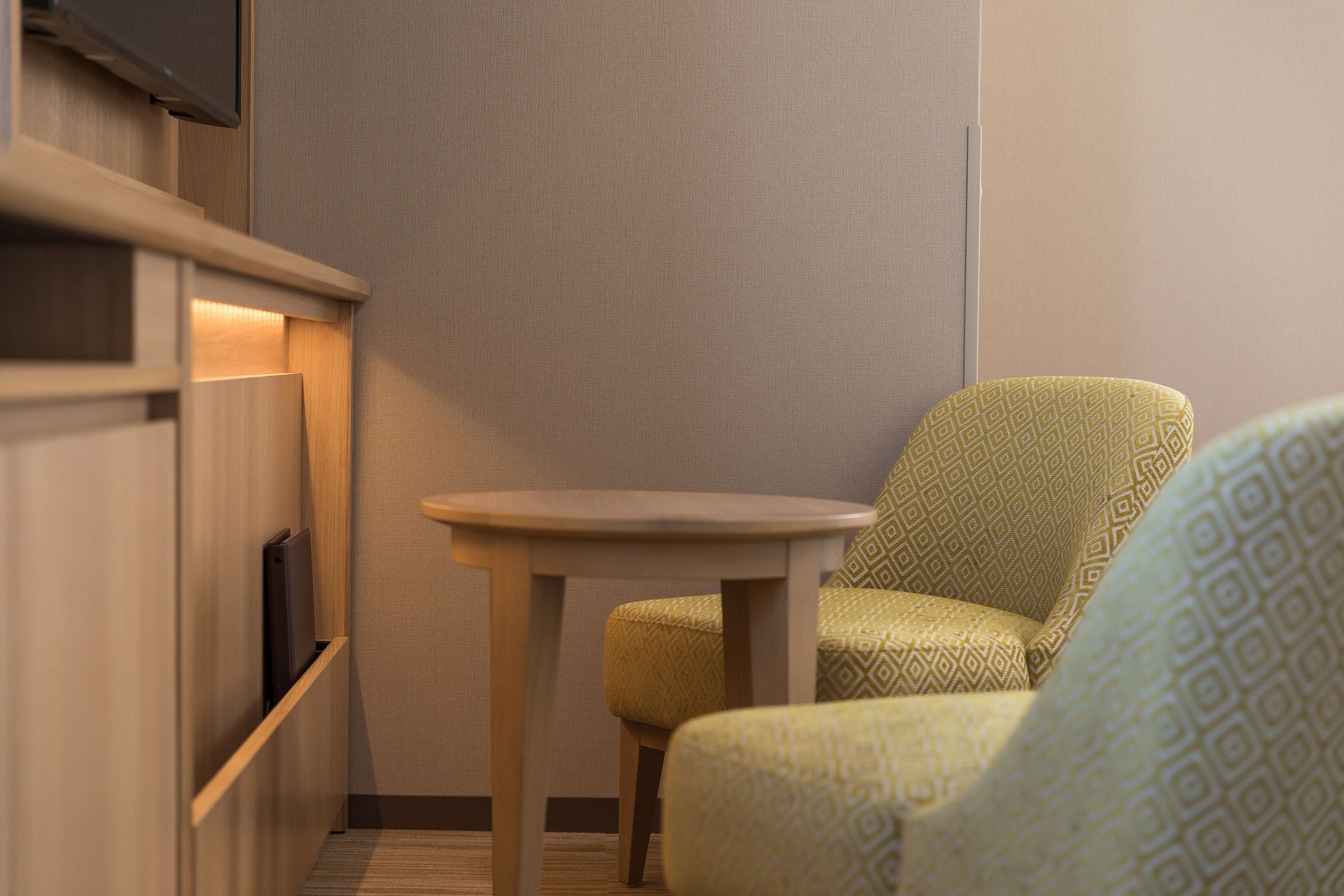 premium bedding, down duvets, in-room safe, desk