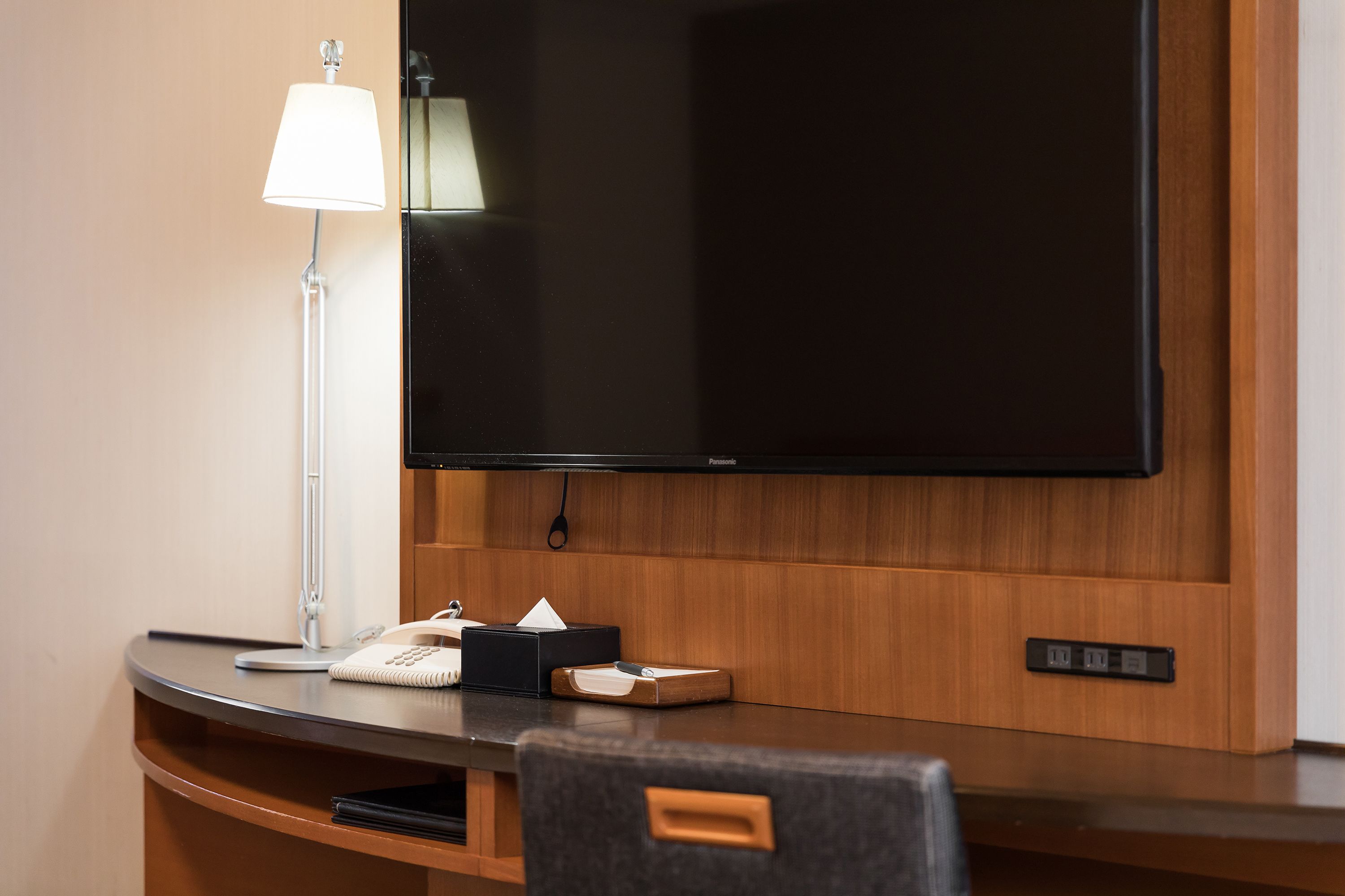 premium bedding, down duvets, in-room safe, desk