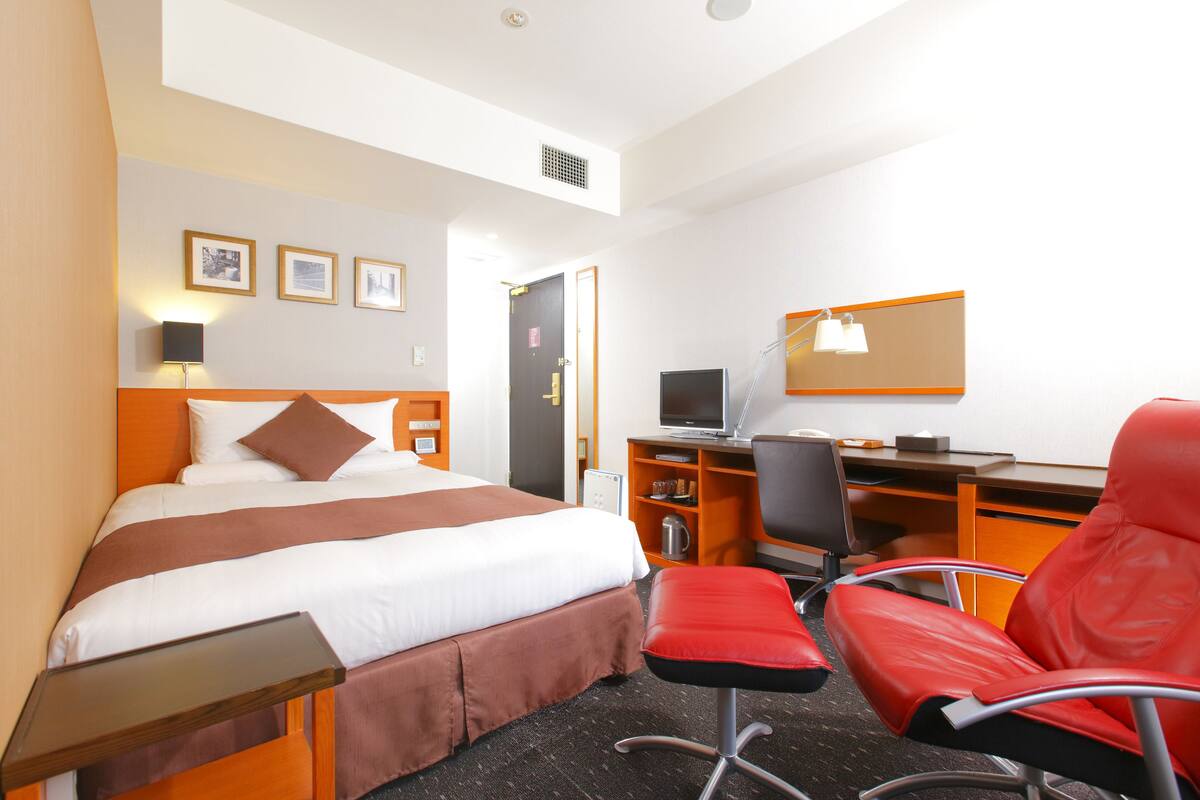 Premium bedding, down duvets, in-room safe, desk