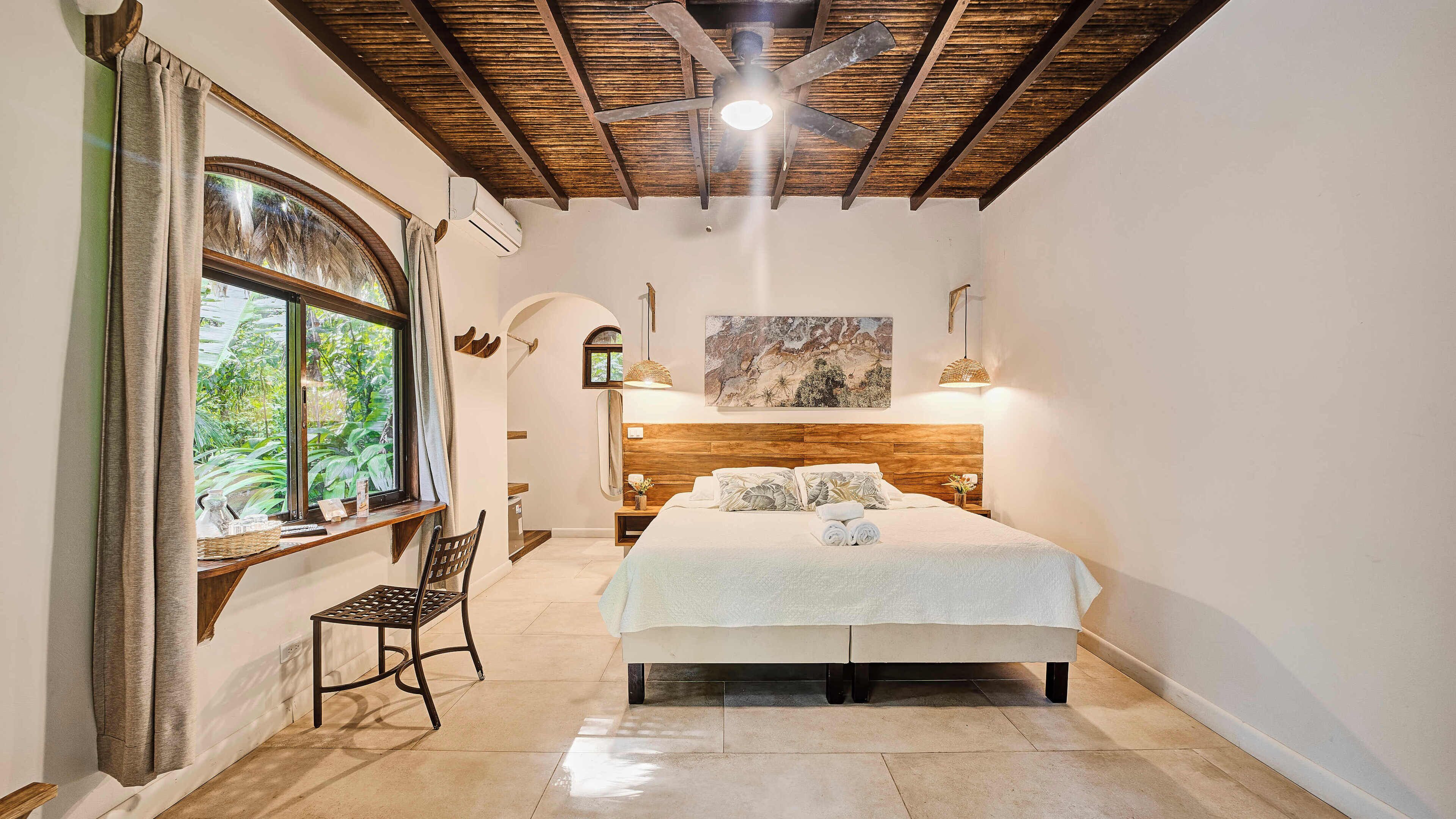 Habitación superior, 1 cama King size, vista al jardín | Sábanas de algodón egipcio y ropa de cama de alta calidad 