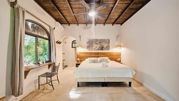 Habitación superior, 1 cama King size, vista al jardín | Sábanas de algodón egipcio y ropa de cama de alta calidad