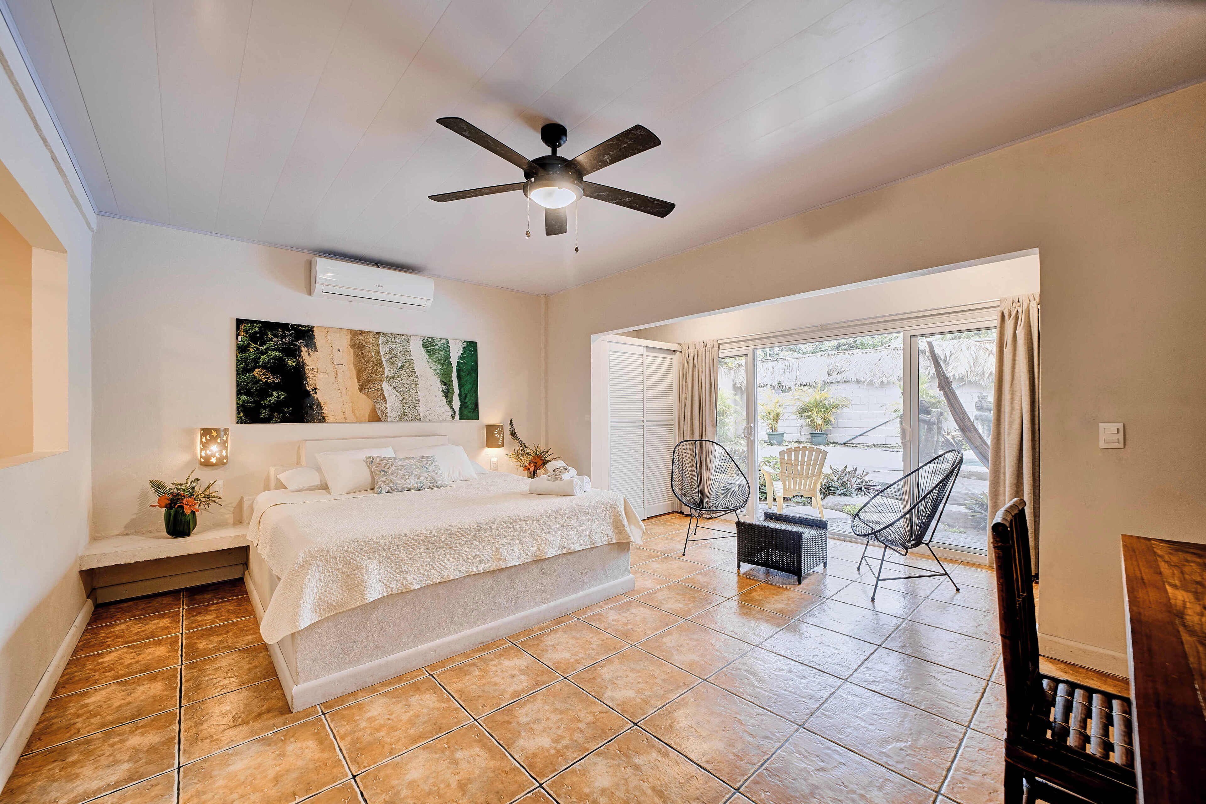 Suite familiar, vistas a la piscina | Sábanas de algodón egipcio y ropa de cama de alta calidad