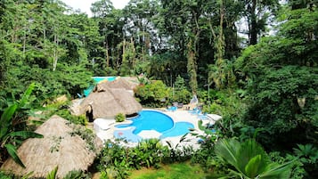 2 Außenpools, geöffnet von 08:00 Uhr bis 22:00 Uhr, Sonnenschirme