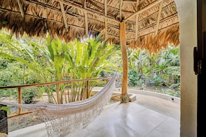 Superior-Zimmer, 1 King-Bett, Gartenblick | Wohnbereich | Flachbildfernseher