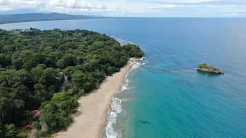 Na praia, areia branca, toalhas de praia, bar na praia