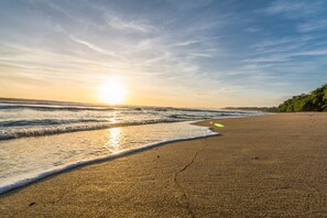 On the beach, white sand, beach towels, beach bar - Cariblue Beach and Jungle Resort (Cahuita)