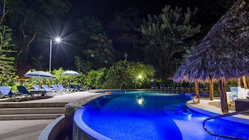 2 Außenpools, geöffnet von 08:00 Uhr bis 22:00 Uhr, Sonnenschirme