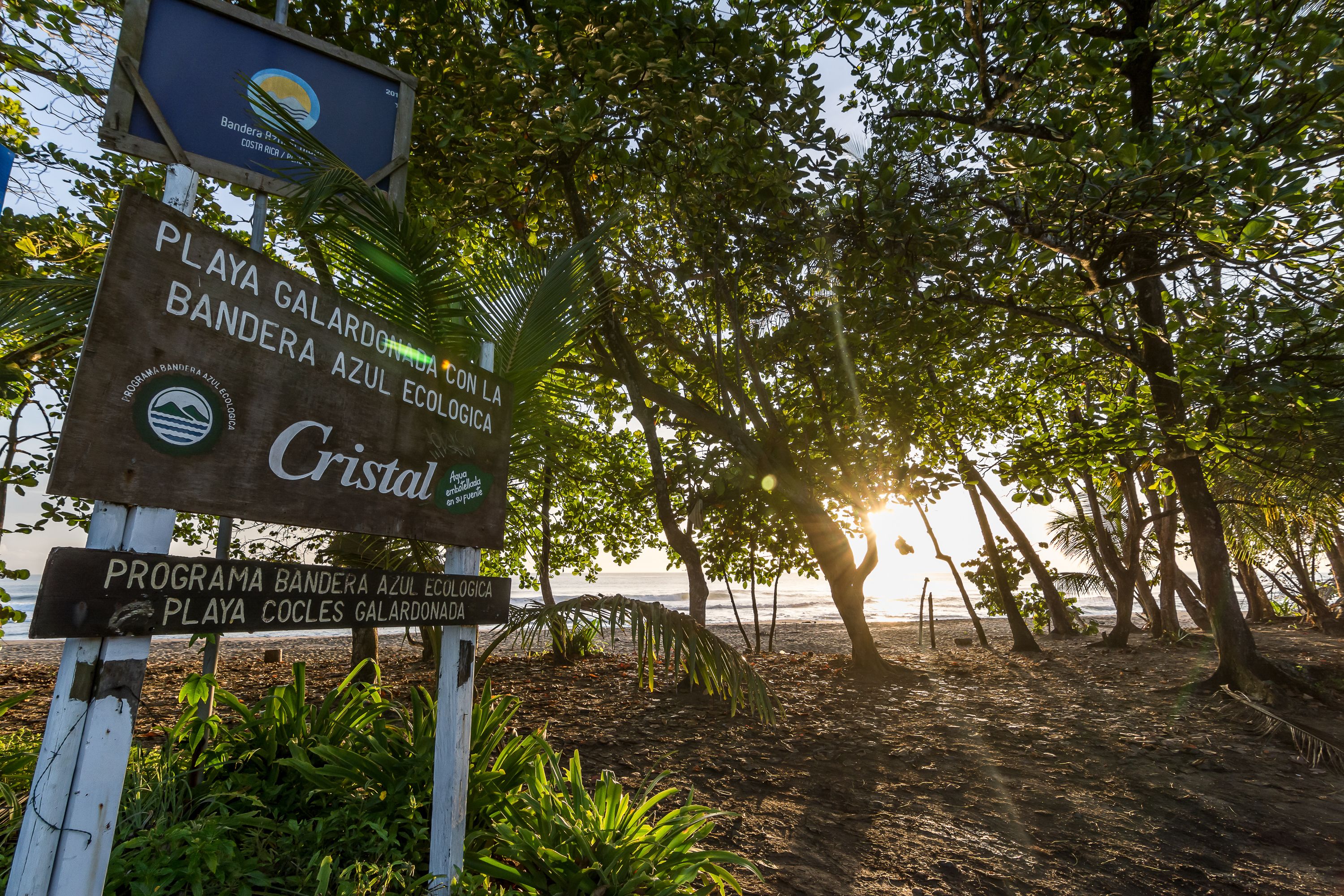 A signpost with text indicating 'Playa Galardona' and 'Bandera Azul Ecologica'.