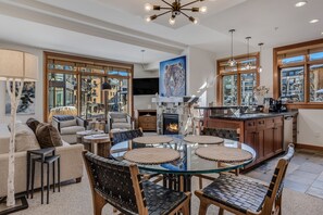 Luxury Condo, 2 Bedrooms | Living area