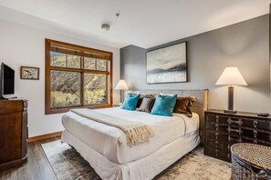 Egyptian cotton sheets, premium bedding, down duvets, pillow-top beds - Capitol Peak Lodge by Snowmass Mountain Lodging (Snowmass Village)