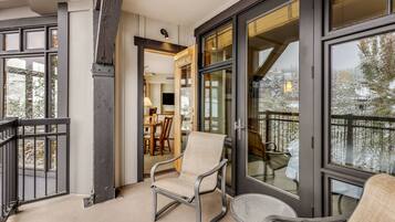 Luxury Condo, 3 Bedrooms, Mountain View | Balcony
