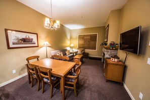 جناح تنفيذي - غرفة نوم واحدة | تناول الطعام داخل الغرفة