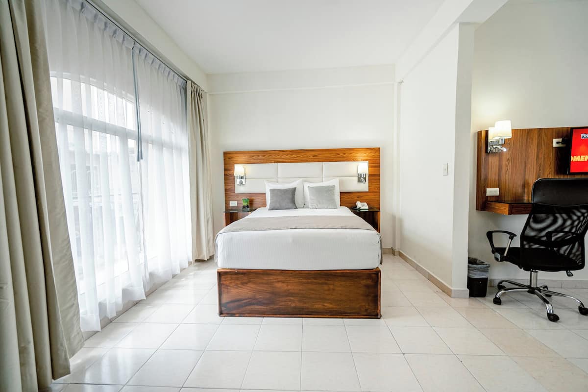 Habitación doble junior, 2 camas matrimoniales, vista a la ciudad, torre | Ropa de cama de alta calidad, camas con pillow-top y muebles diferentes