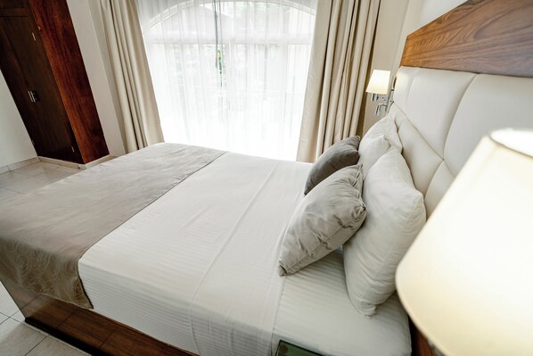 Habitación doble junior, 2 camas matrimoniales, vista a la ciudad, torre | Ropa de cama de alta calidad, camas con pillow-top y muebles diferentes 