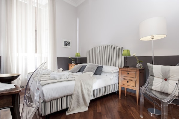 Double Room | Premium bedding, desk, iron/ironing board, free WiFi - All’Orologio (Rome)
