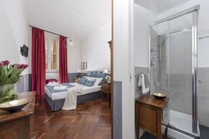 Ropa de cama de alta calidad y escritorio 