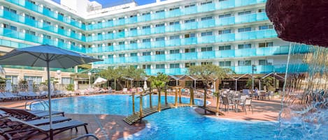 3 outdoor pools, open 9:00 AM to 7:00 PM, sun loungers