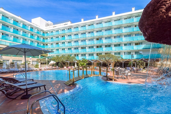 3 piscine all'aperto, con ingresso dalle 09:00 alle 19:00, lettini