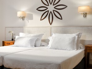 In-room safe, desk, free WiFi, bed sheets - H10 Delfín - Adults Only (Salou)