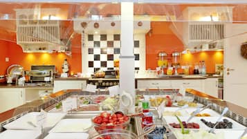 Tägliches Frühstücksbuffet (18 EUR pro Person)