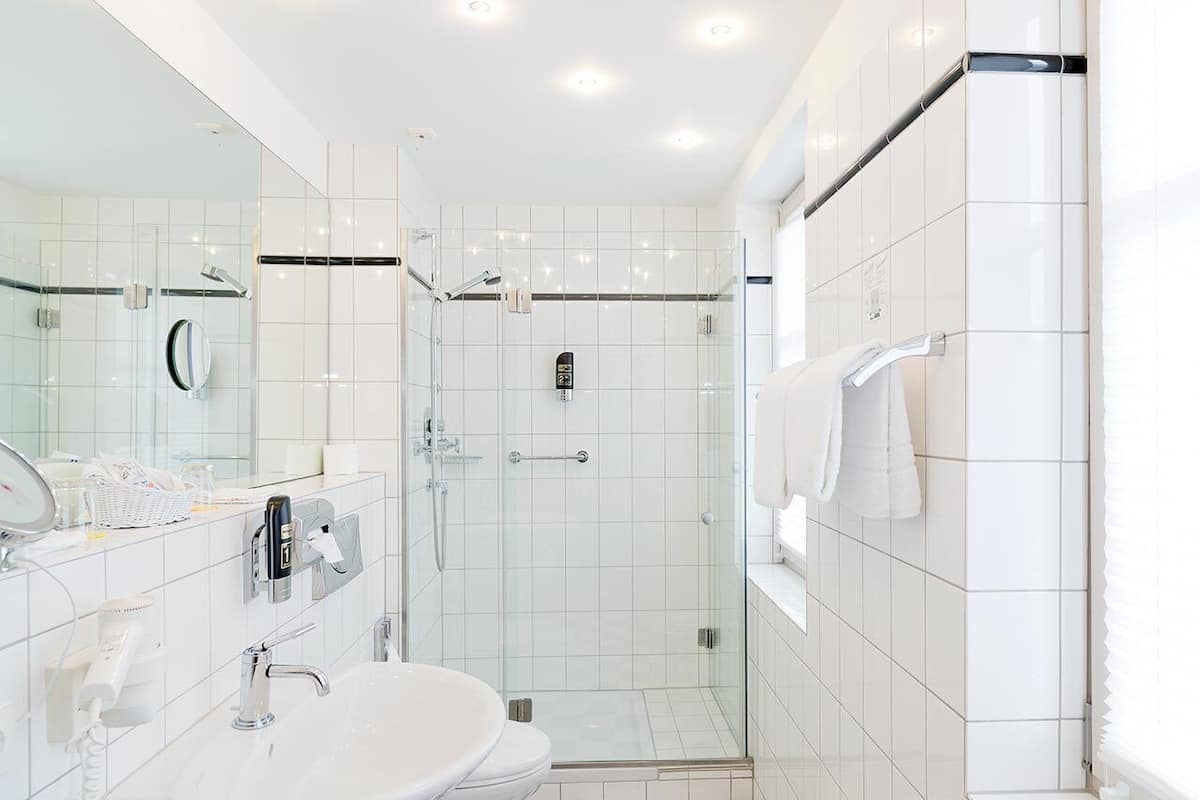 superior room, double bed (1,60-1,80m) | bathroom | free toiletries, hair dryer, bathrobes, slippers