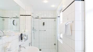 Phòng đôi Superior, 1 giường cỡ queen (1,60 - 1,80 m) | Phòng tắm | Đồ dùng nhà tắm miễn phí, máy sấy tóc, áo choàng tắm