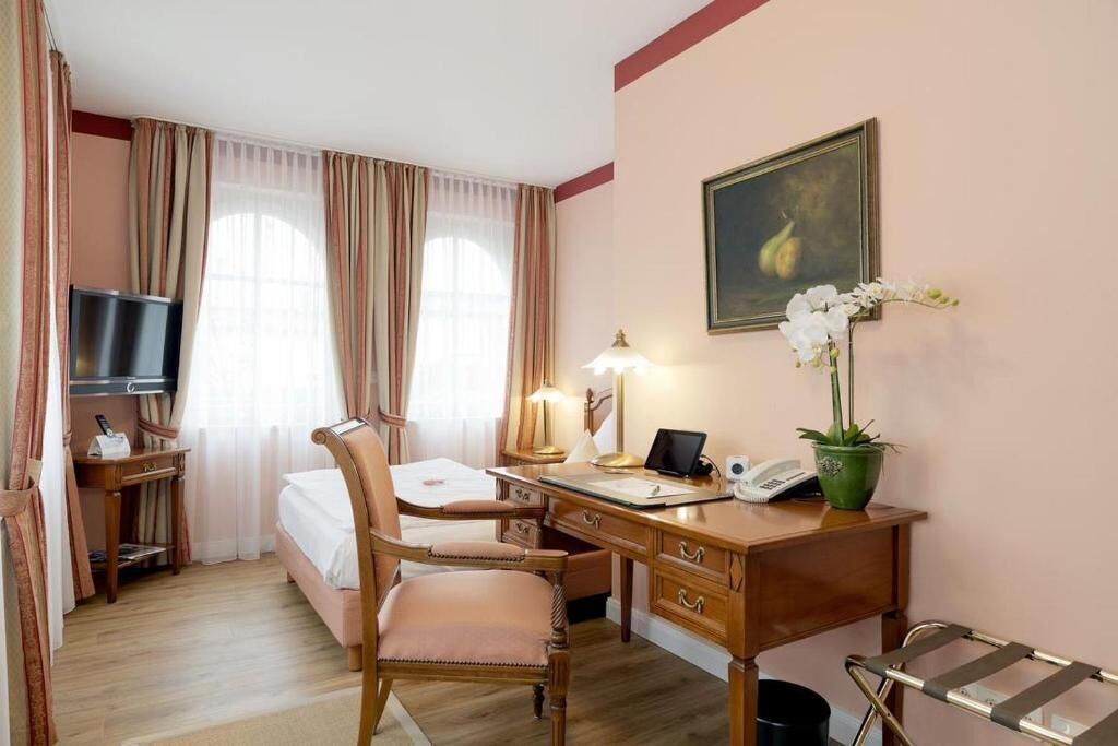 comfort room with french bed (1,40m) | 1 bedroom, minibar, in-room safe, individually decorated