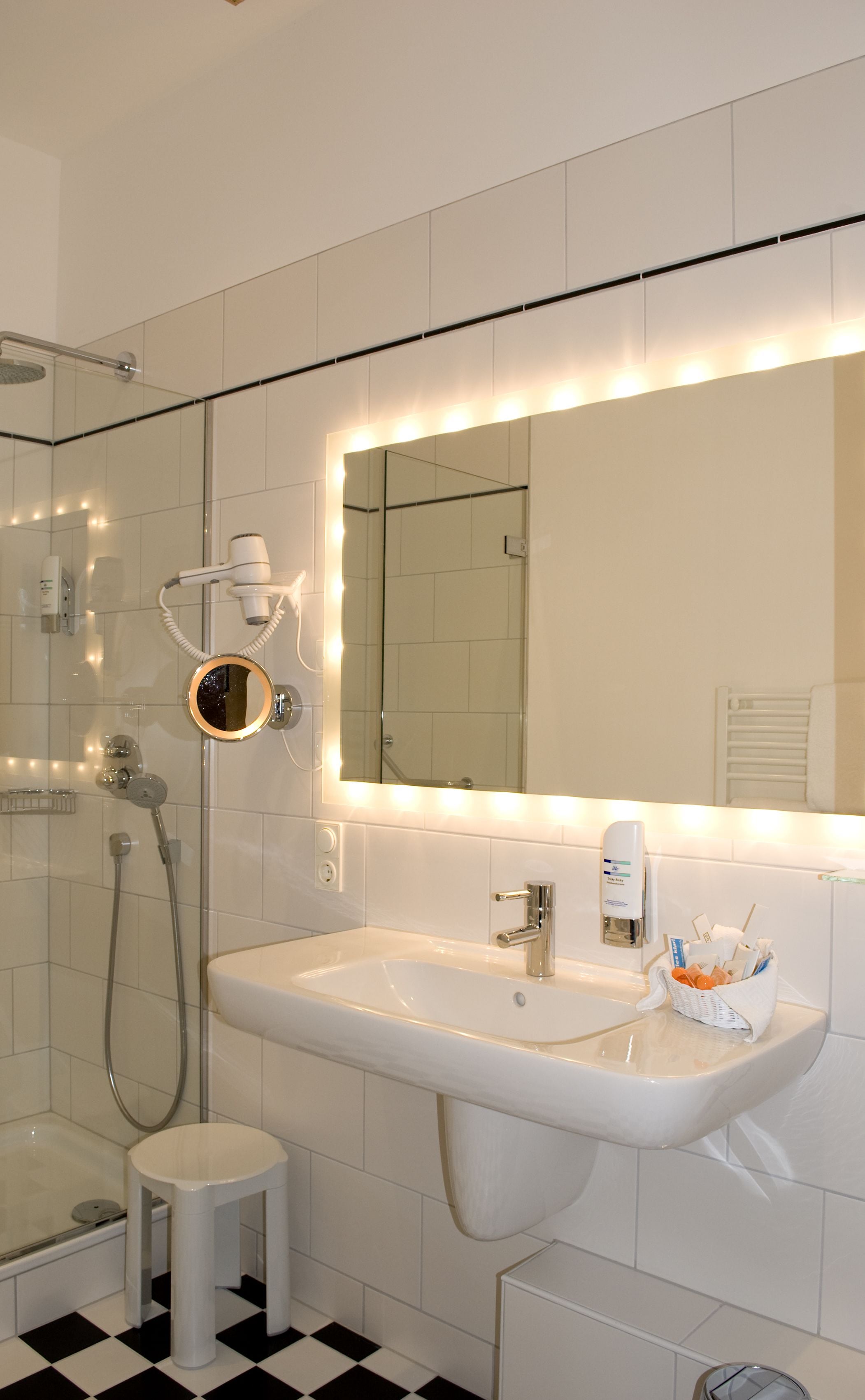 superior room, double bed (1,60-1,80m) | bathroom sink