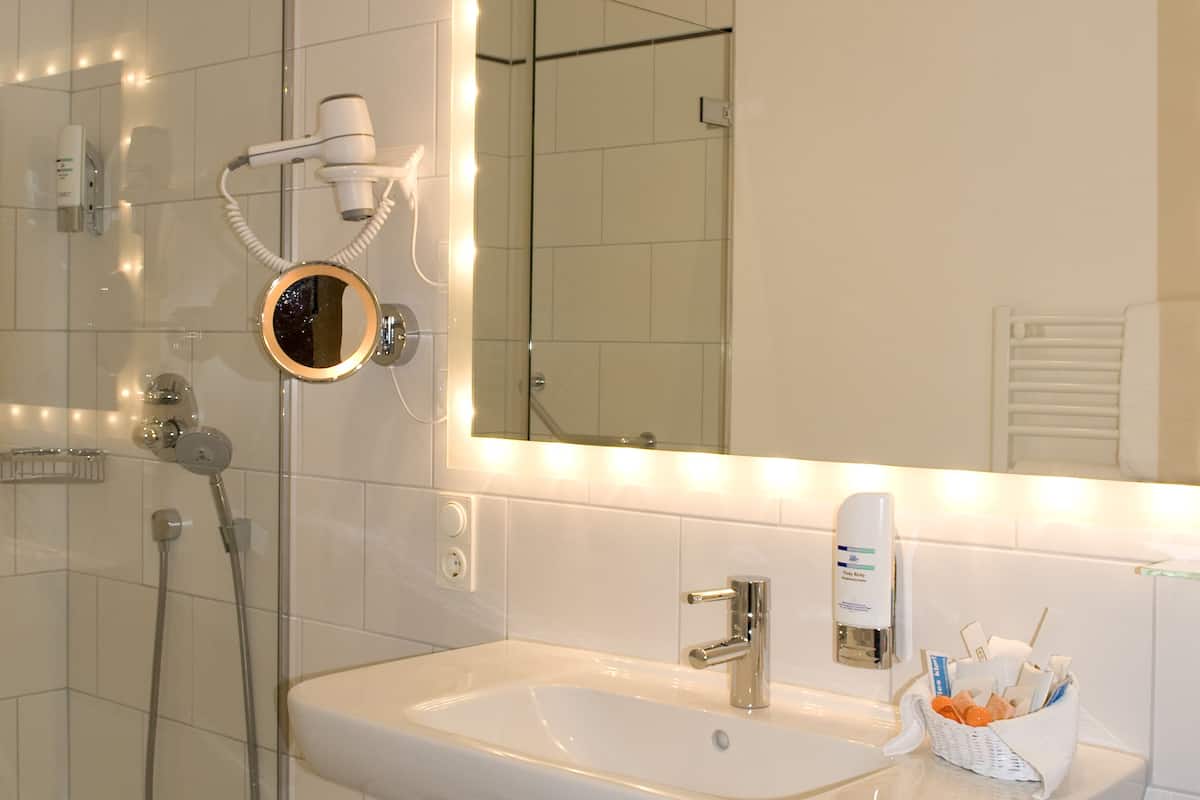 superior room, double bed (1,60-1,80m) | bathroom sink