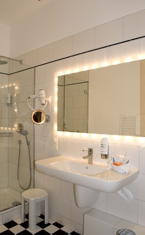 Superior Room, Double Bed (1,60-1,80m) | Bathroom sink - Hotel Villa Monte Vino (Potsdam)