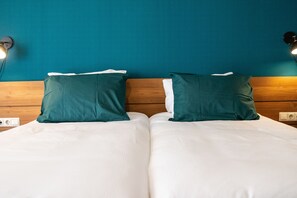 Pillowtop beds, in-room safe, desk, laptop workspace - Linge Hotel Elst (Elst)