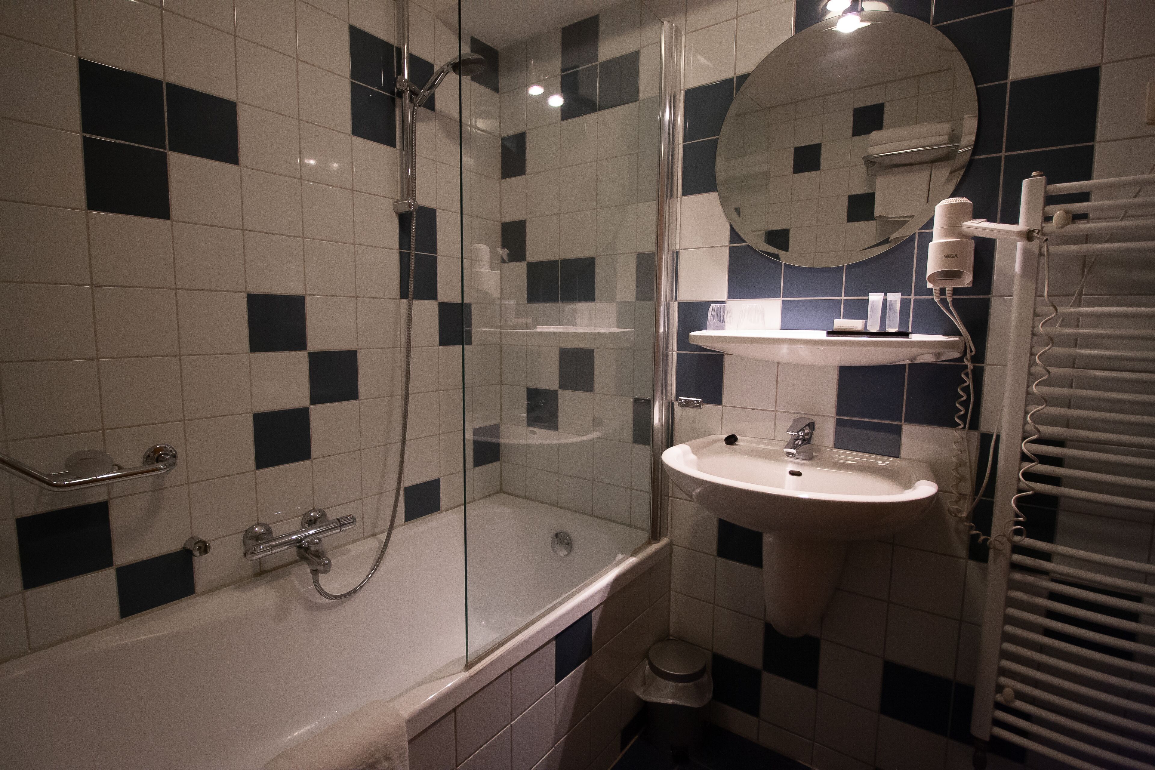 deluxe room | bathroom | shower, free toiletries, hair dryer, towels