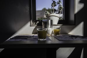 Une table avec deux verres contenant des boissons, un carnet et un stylo.