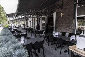 Outdoor dining - Linge Hotel Elst (Elst)