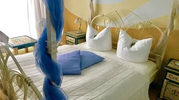 Design Double Room | Hypo-allergenic bedding, individually decorated, desk, free WiFi