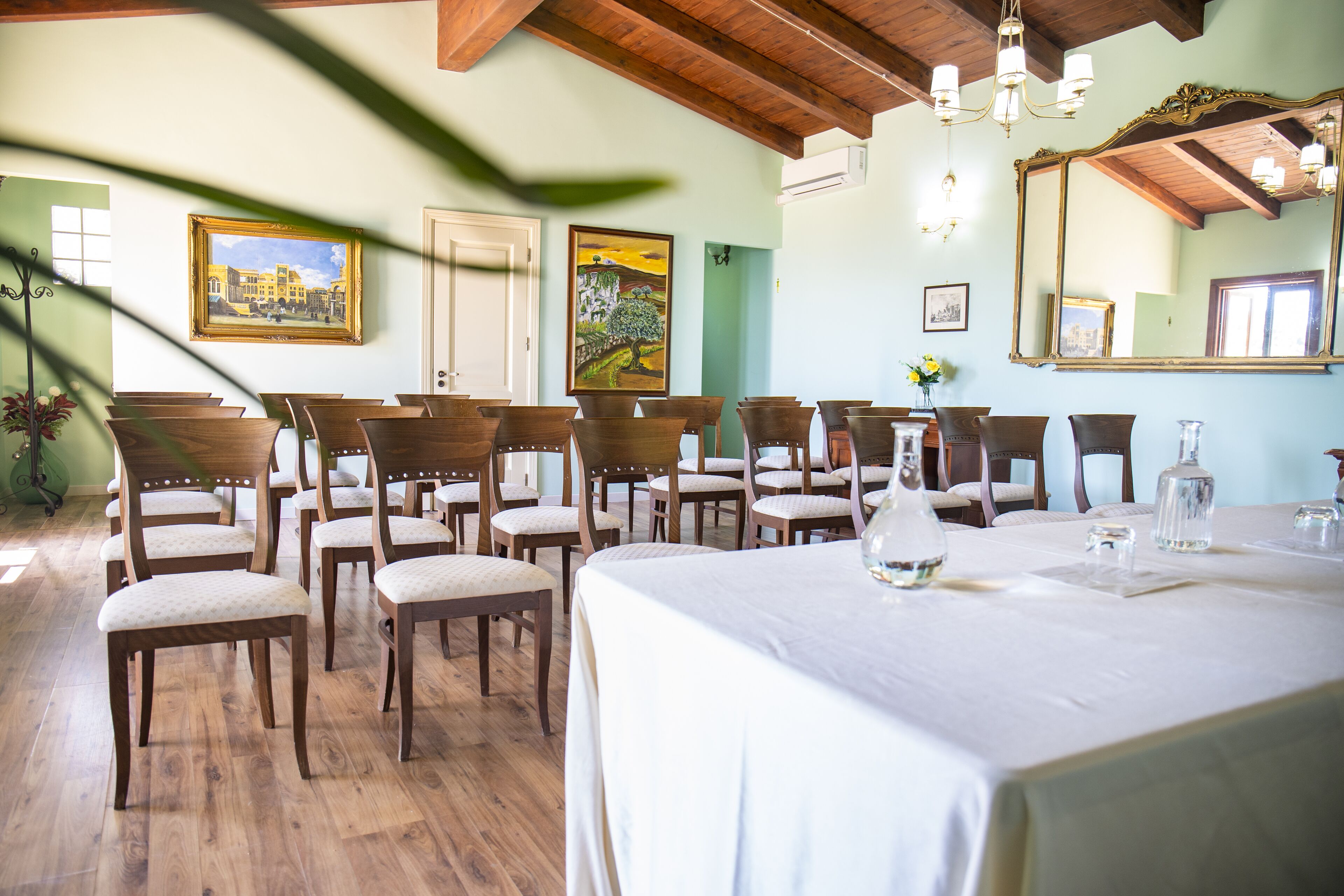 Un coin repas avec des chaises en bois et une table mise pour le repas.
