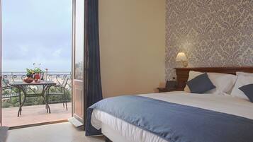 1 camera, minibar, una cassaforte in camera, una scrivania